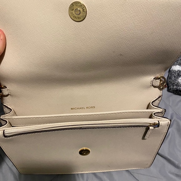 Micheal kors white crossbody - Picture 3 of 7